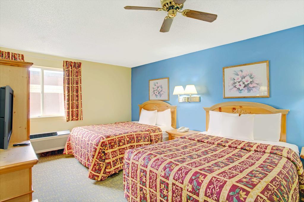 Queen Room with Two Queen Beds and Bath Tub - Mobility Accessible/Non-Smoking